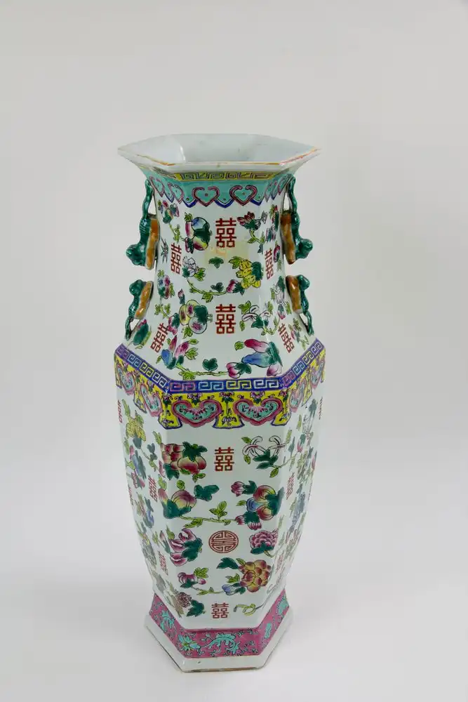 Große Vase, China, 20. Jh., umlaufend bemalt mit Glückssymbolen in Emaillemalerei, am Fuß bestoßen, sonst unbeschädigt, gute Qualität. H: 61 cm. 0