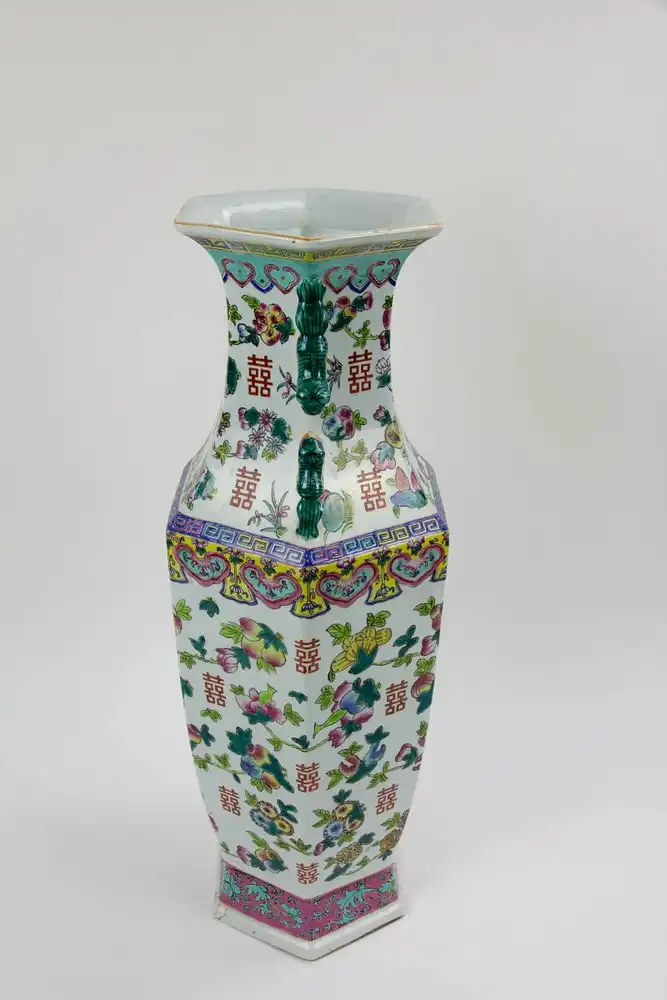Große Vase, China, 20. Jh., umlaufend bemalt mit Glückssymbolen in Emaillemalerei, am Fuß bestoßen, sonst unbeschädigt, gute Qualität. H: 61 cm. 1