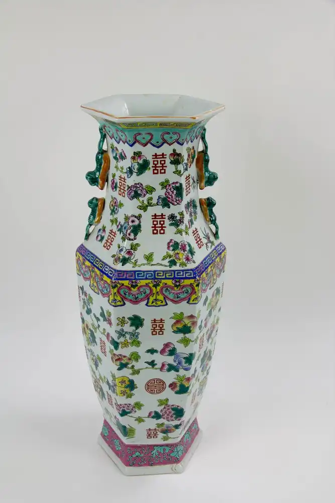 Große Vase, China, 20. Jh., umlaufend bemalt mit Glückssymbolen in Emaillemalerei, am Fuß bestoßen, sonst unbeschädigt, gute Qualität. H: 61 cm. 2