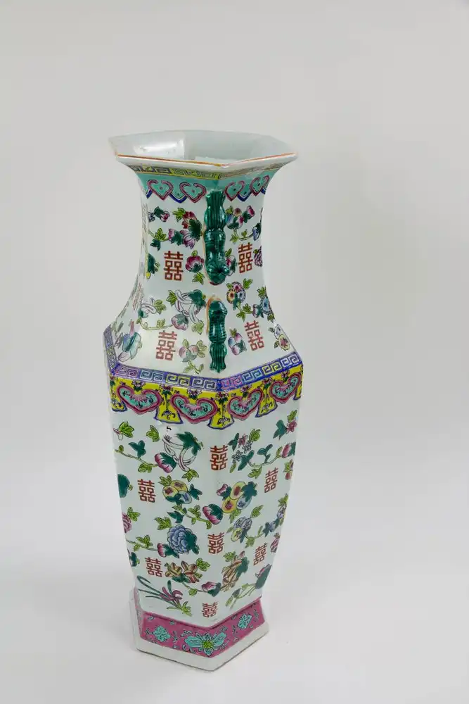Große Vase, China, 20. Jh., umlaufend bemalt mit Glückssymbolen in Emaillemalerei, am Fuß bestoßen, sonst unbeschädigt, gute Qualität. H: 61 cm. 3