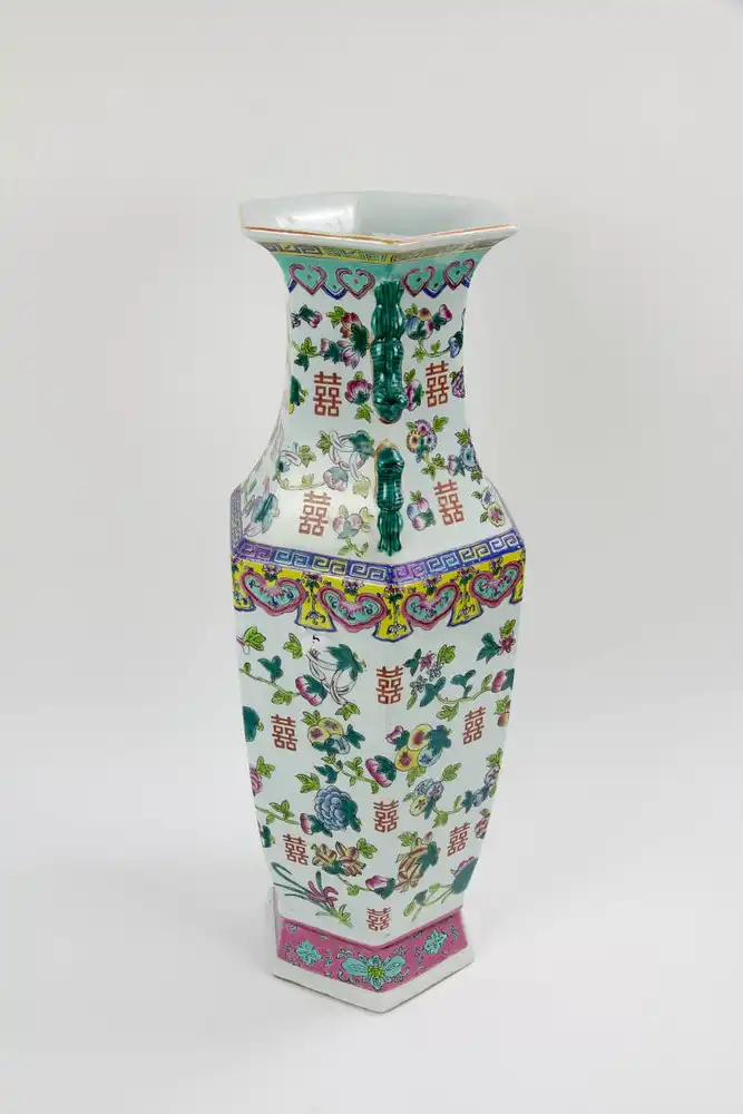 Große Vase, China, 20. Jh., umlaufend bemalt mit Glückssymbolen in Emaillemalerei, am Fuß bestoßen, sonst unbeschädigt, gute Qualität. H: 61 cm. 4