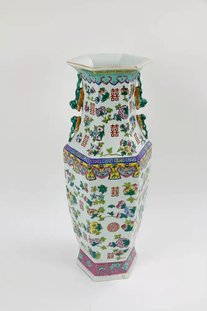 Große Vase, China, 20. Jh., umlaufend bemalt mit Glückssymbolen in Emaillemalerei, am Fuß bestoßen, sonst unbeschädigt, gute Qualität. H: 61 cm. 5