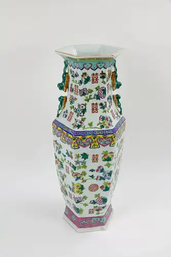 Große Vase, China, 20. Jh., umlaufend bemalt mit Glückssymbolen in Emaillemalerei, am Fuß bestoßen, sonst unbeschädigt, gute Qualität. H: 61 cm.