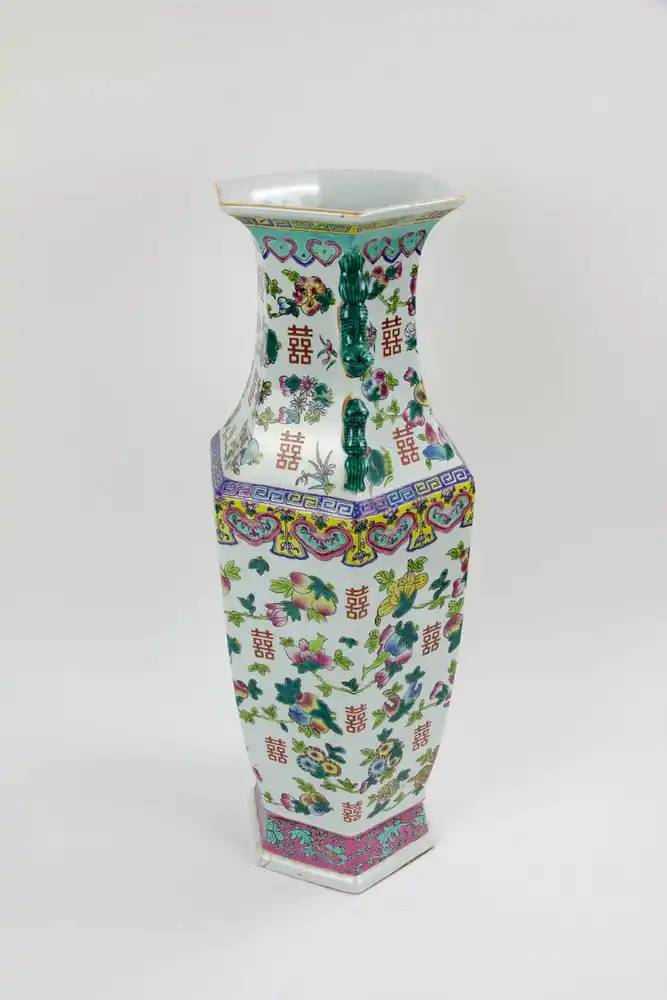 Große Vase, China, 20. Jh., umlaufend bemalt mit Glückssymbolen in Emaillemalerei, am Fuß bestoßen, sonst unbeschädigt, gute Qualität. H: 61 cm. 6