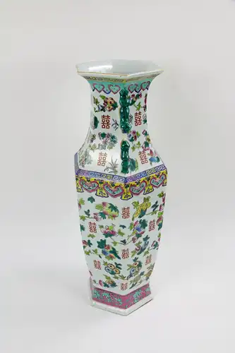 Große Vase, China, 20. Jh., umlaufend bemalt mit Glückssymbolen in Emaillemalerei, am Fuß bestoßen, sonst unbeschädigt, gute Qualität. H: 61 cm.