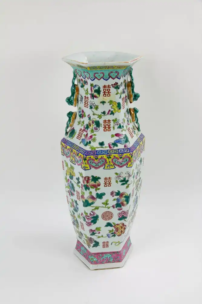 Große Vase, China, 20. Jh., umlaufend bemalt mit Glückssymbolen in Emaillemalerei, am Fuß bestoßen, sonst unbeschädigt, gute Qualität. H: 61 cm. 7