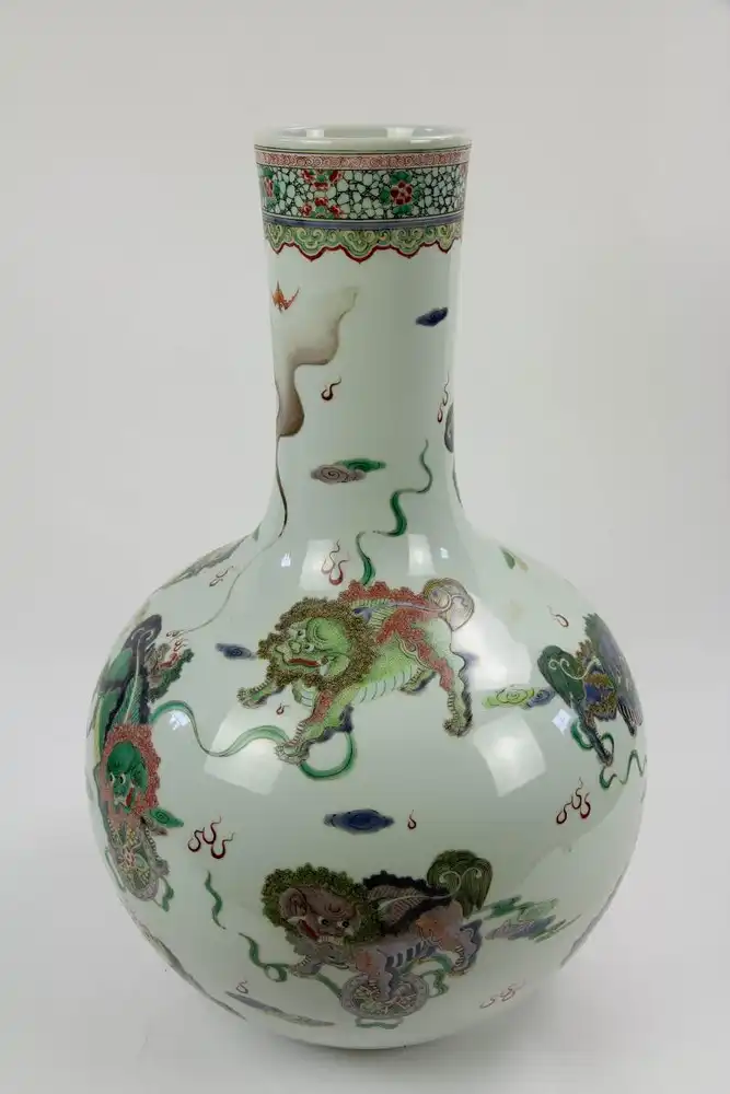 Groe Vase, China, 19./20. Jh., gemarkt Yongzheng, umlaufend polychrom bemalt mit Fo-Hunden, sehr feine und hochwertige Malerei, unbeschdigt. H: 61 cm. 0