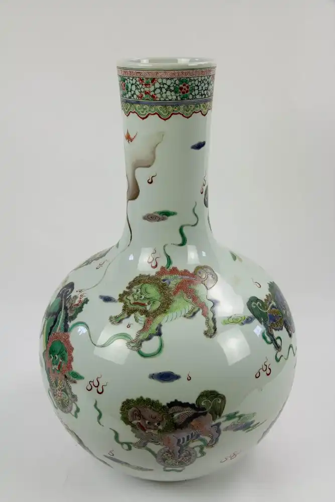 Große Vase, China, 19./20. Jh., gemarkt Yongzheng, umlaufend polychrom bemalt mit Fo-Hunden, sehr feine und hochwertige Malerei, unbeschädigt. H: 61 cm. 0