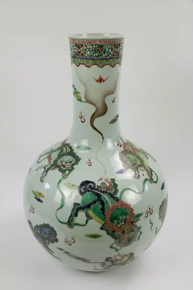 Große Vase, China, 19./20. Jh., gemarkt Yongzheng, umlaufend polychrom bemalt mit Fo-Hunden, sehr feine und hochwertige Malerei, unbeschädigt. H: 61 cm. 1
