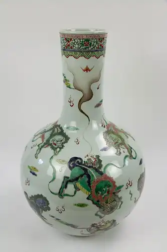 Große Vase, China, 19./20. Jh., gemarkt Yongzheng, umlaufend polychrom bemalt mit Fo-Hunden, sehr feine und hochwertige Malerei, unbeschädigt. H: 61 cm.