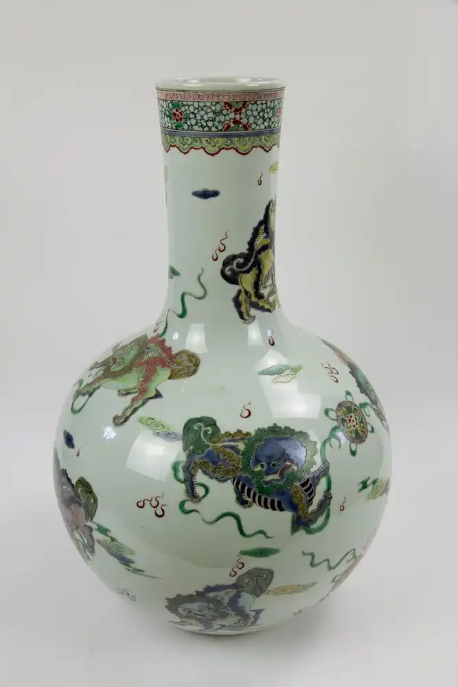 Große Vase, China, 19./20. Jh., gemarkt Yongzheng, umlaufend polychrom bemalt mit Fo-Hunden, sehr feine und hochwertige Malerei, unbeschädigt. H: 61 cm. 2