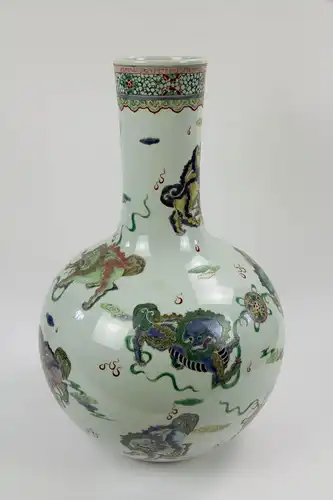 Große Vase, China, 19./20. Jh., gemarkt Yongzheng, umlaufend polychrom bemalt mit Fo-Hunden, sehr feine und hochwertige Malerei, unbeschädigt. H: 61 cm.