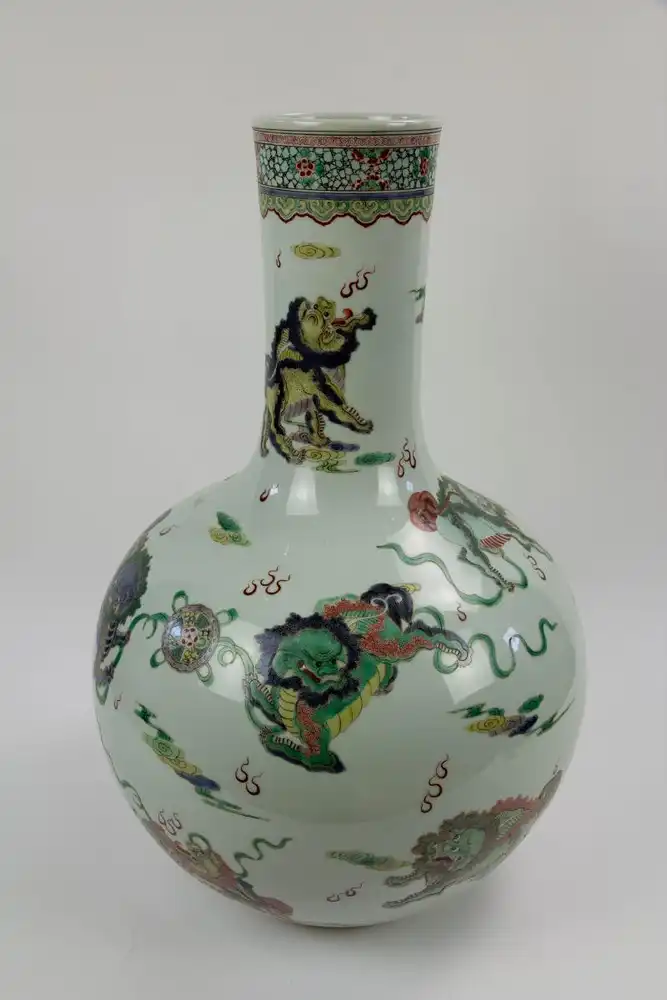 Große Vase, China, 19./20. Jh., gemarkt Yongzheng, umlaufend polychrom bemalt mit Fo-Hunden, sehr feine und hochwertige Malerei, unbeschädigt. H: 61 cm. 3