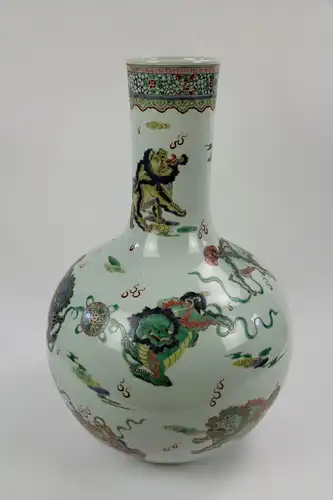 Große Vase, China, 19./20. Jh., gemarkt Yongzheng, umlaufend polychrom bemalt mit Fo-Hunden, sehr feine und hochwertige Malerei, unbeschädigt. H: 61 cm.