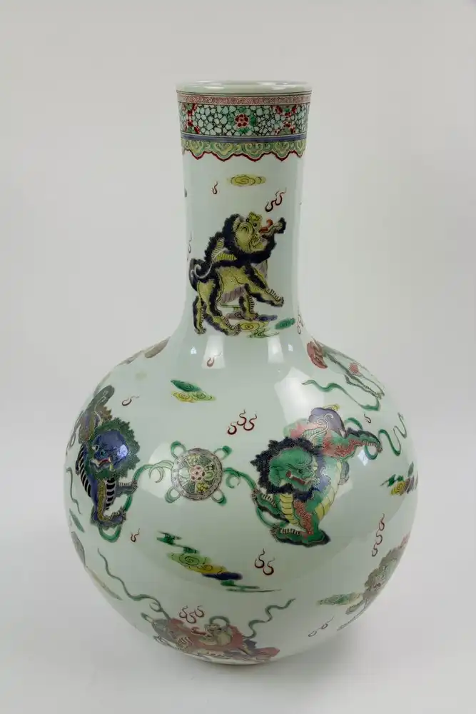 Große Vase, China, 19./20. Jh., gemarkt Yongzheng, umlaufend polychrom bemalt mit Fo-Hunden, sehr feine und hochwertige Malerei, unbeschädigt. H: 61 cm. 4
