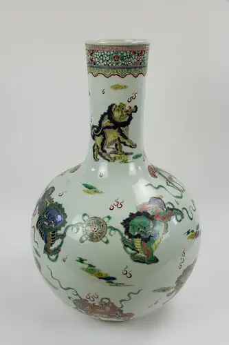 Große Vase, China, 19./20. Jh., gemarkt Yongzheng, umlaufend polychrom bemalt mit Fo-Hunden, sehr feine und hochwertige Malerei, unbeschädigt. H: 61 cm.