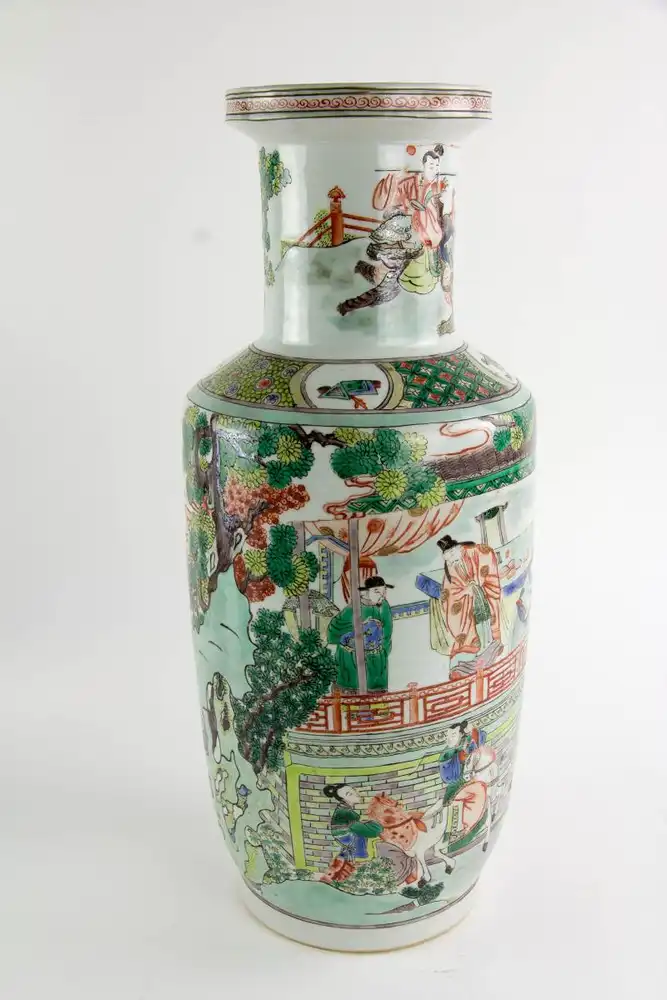 Vase, China, 19./20. Jh., ungemarkt, umlaufend reichlich verziert mit Palastdarstellungen und Figuren-Szenen in polychromer Malerei, unbeschädigt, Gebrauchsspuren. H: 44,5 cm. 0