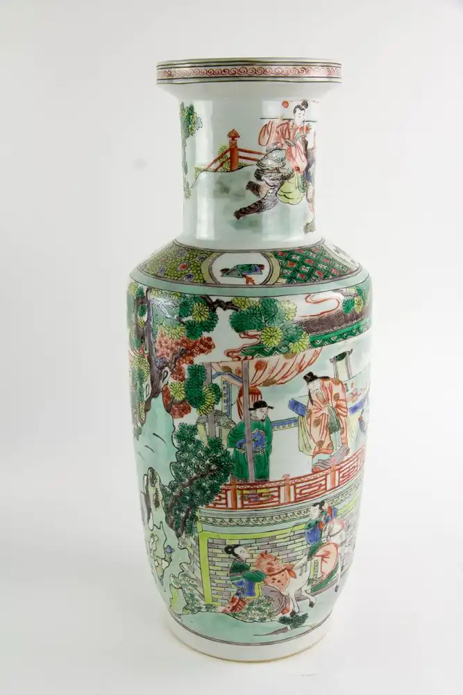 Vase, China, 19./20. Jh., ungemarkt, umlaufend reichlich verziert mit Palastdarstellungen und Figuren-Szenen in polychromer Malerei, unbeschdigt, Gebrauchsspuren. H: 44,5 cm. 0