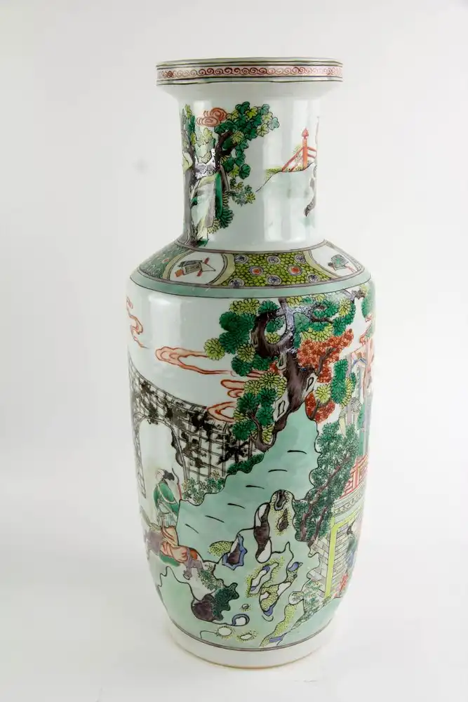 Vase, China, 19./20. Jh., ungemarkt, umlaufend reichlich verziert mit Palastdarstellungen und Figuren-Szenen in polychromer Malerei, unbeschädigt, Gebrauchsspuren. H: 44,5 cm. 1
