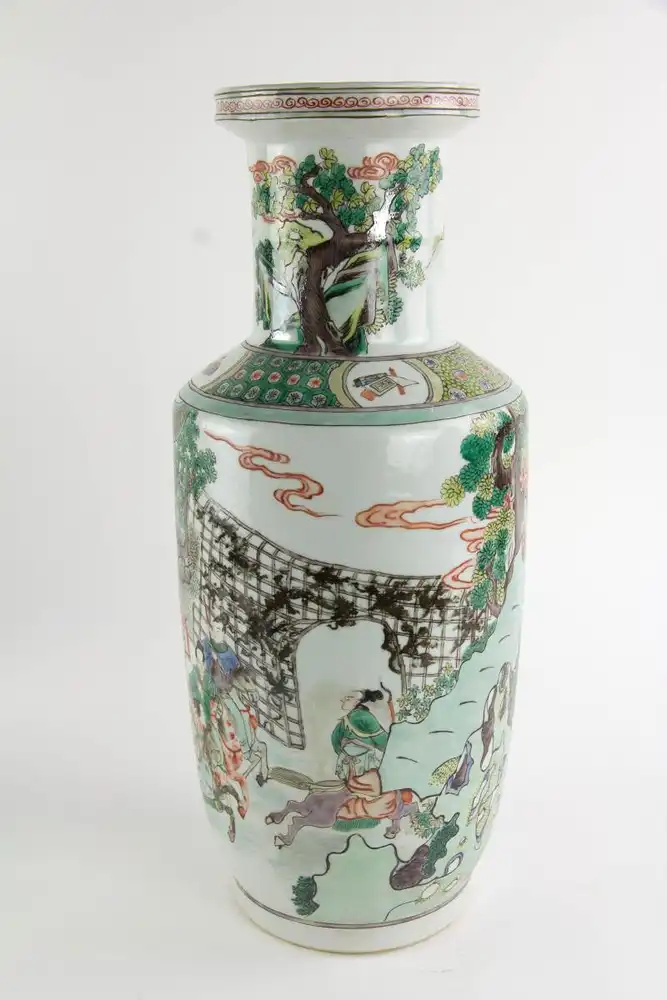 Vase, China, 19./20. Jh., ungemarkt, umlaufend reichlich verziert mit Palastdarstellungen und Figuren-Szenen in polychromer Malerei, unbeschädigt, Gebrauchsspuren. H: 44,5 cm. 2
