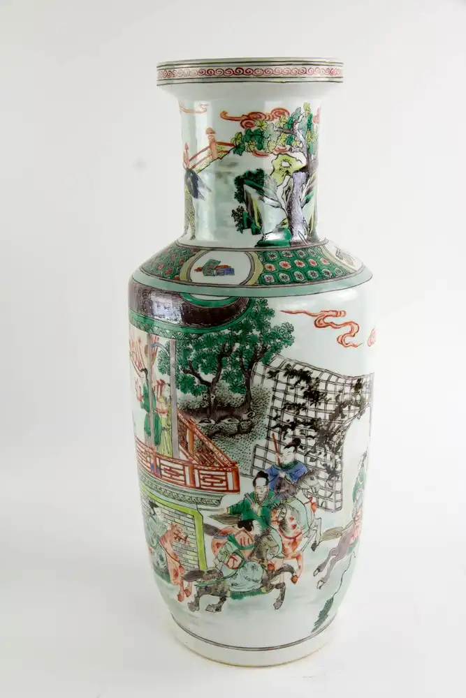 Vase, China, 19./20. Jh., ungemarkt, umlaufend reichlich verziert mit Palastdarstellungen und Figuren-Szenen in polychromer Malerei, unbeschädigt, Gebrauchsspuren. H: 44,5 cm. 3