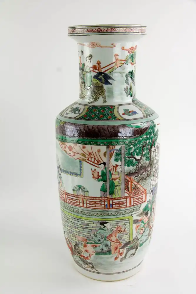 Vase, China, 19./20. Jh., ungemarkt, umlaufend reichlich verziert mit Palastdarstellungen und Figuren-Szenen in polychromer Malerei, unbeschädigt, Gebrauchsspuren. H: 44,5 cm. 4