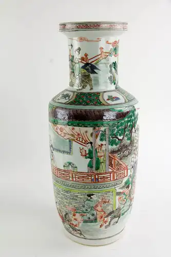 Vase, China, 19./20. Jh., ungemarkt, umlaufend reichlich verziert mit Palastdarstellungen und Figuren-Szenen in polychromer Malerei, unbeschädigt, Gebrauchsspuren. H: 44,5 cm.