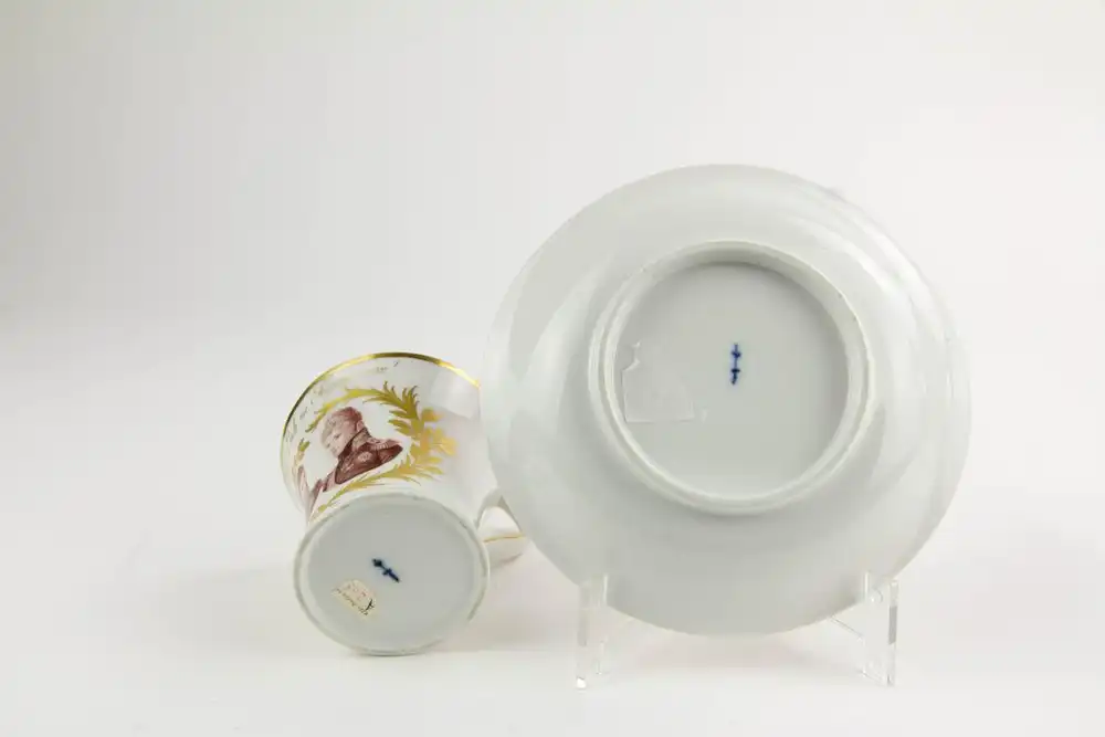 Tasse und Untertasse, gemarkt KPM, 1814, Kalathos-Form, bemalt und Umdruckdekor, auf Schauseite Portrait von König Friedrich Wilhelm III und Zar Alexander I, umgeben von Lorbeerkranz in Gold, Umschrift: Heil Euch im Siegerkranz, Untertasse mit... 2