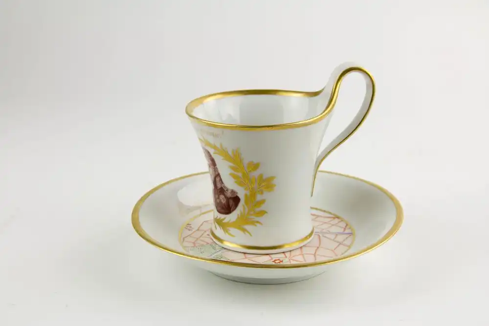 Tasse und Untertasse, gemarkt KPM, 1814, Kalathos-Form, bemalt und Umdruckdekor, auf Schauseite Portrait von König Friedrich Wilhelm III und Zar Alexander I, umgeben von Lorbeerkranz in Gold, Umschrift: Heil Euch im Siegerkranz, Untertasse mit... 3