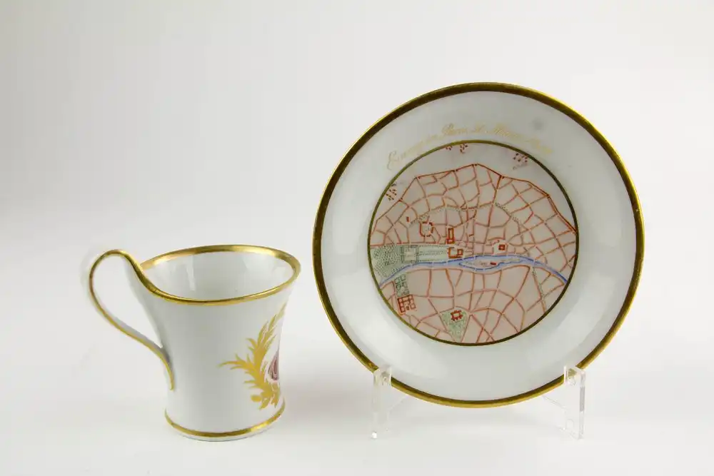 Tasse und Untertasse, gemarkt KPM, 1814, Kalathos-Form, bemalt und Umdruckdekor, auf Schauseite Portrait von König Friedrich Wilhelm III und Zar Alexander I, umgeben von Lorbeerkranz in Gold, Umschrift: Heil Euch im Siegerkranz, Untertasse mit... 4