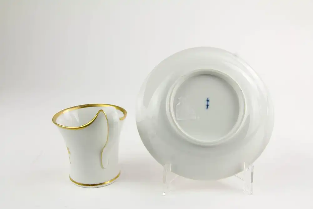 Tasse und Untertasse, gemarkt KPM, 1814, Kalathos-Form, bemalt und Umdruckdekor, auf Schauseite Portrait von König Friedrich Wilhelm III und Zar Alexander I, umgeben von Lorbeerkranz in Gold, Umschrift: Heil Euch im Siegerkranz, Untertasse mit... 5