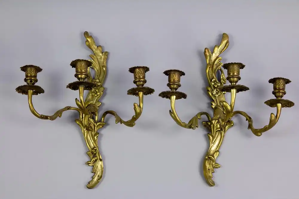 Paar Wandleuchter, 20. Jh., Messingguss, barocke Form, dreiarmig, sehr dekorativ, Gebrauchsspuren. B: 30 cm, H: 25 cm. 0