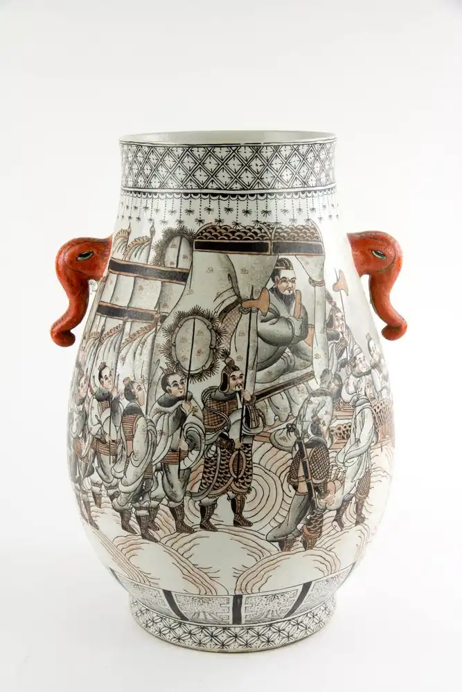 Vase, China, erste Hlfte 20. Jh., verziert mit mythologischer Drachendarstellung in rot-schwarzer Malerei, rote Handhaben in Firm von Elefantenkpfen, unbeschdigt. H: 37 cm. 0