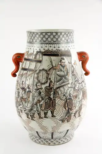 Vase, China, erste Hälfte 20. Jh., verziert mit mythologischer Drachendarstellung in rot-schwarzer Malerei, rote Handhaben in Firm von Elefantenköpfen, unbeschädigt. H: 37 cm.