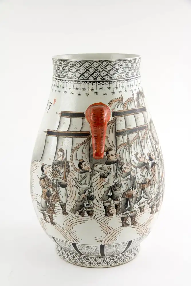Vase, China, erste Hälfte 20. Jh., verziert mit mythologischer Drachendarstellung in rot-schwarzer Malerei, rote Handhaben in Firm von Elefantenköpfen, unbeschädigt. H: 37 cm. 1