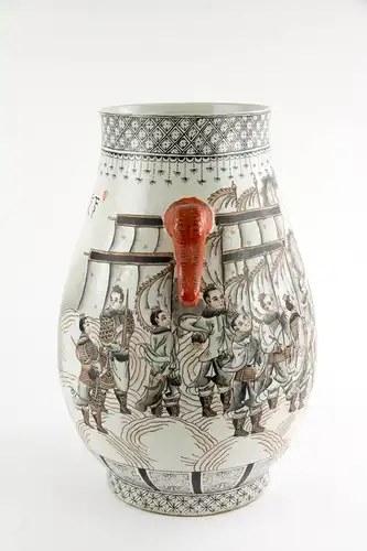 Vase, China, erste Hälfte 20. Jh., verziert mit mythologischer Drachendarstellung in rot-schwarzer Malerei, rote Handhaben in Firm von Elefantenköpfen, unbeschädigt. H: 37 cm.