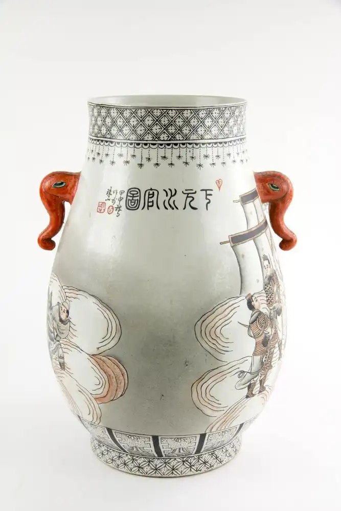 Vase, China, erste Hälfte 20. Jh., verziert mit mythologischer Drachendarstellung in rot-schwarzer Malerei, rote Handhaben in Firm von Elefantenköpfen, unbeschädigt. H: 37 cm. 2