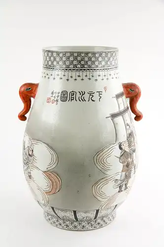 Vase, China, erste Hälfte 20. Jh., verziert mit mythologischer Drachendarstellung in rot-schwarzer Malerei, rote Handhaben in Firm von Elefantenköpfen, unbeschädigt. H: 37 cm.