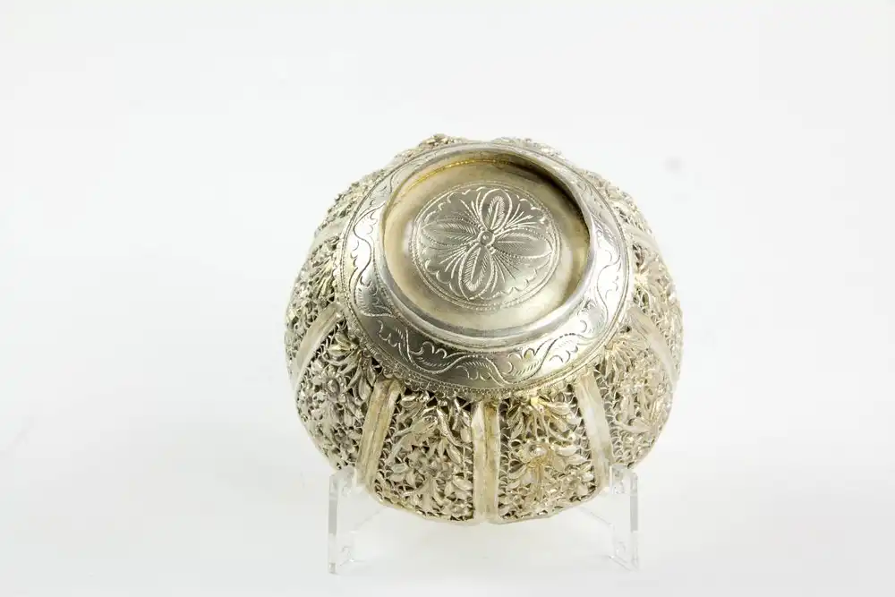 Zierschale, China, erste Hälfte 20. Jh., Silberbronze versilbert, in umlaufenden Kartuschen plastisch aufgelegte Vögel und Blumen, geschwungener Rand, kurzer Standring, feine Qualität, Gebrauchsspuren, fleckig. D: 12,5 cm, H: 6,5 cm. 2