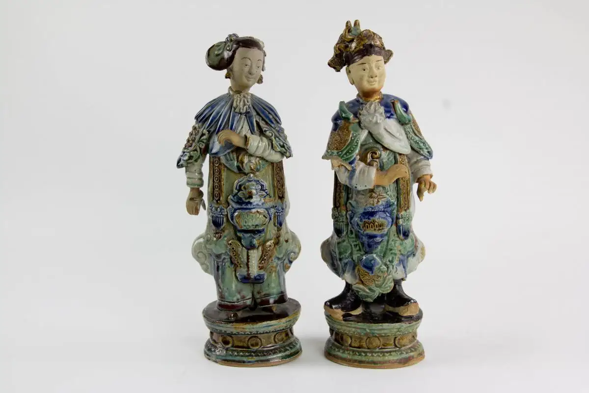Paar Figuren, China, 18. Jh./19. Jh., oder älter, Shiwan Keramik, polychrom gefaßt, Herrscherpaar, mehrere Beschädigungen. H: 32 cm. 0