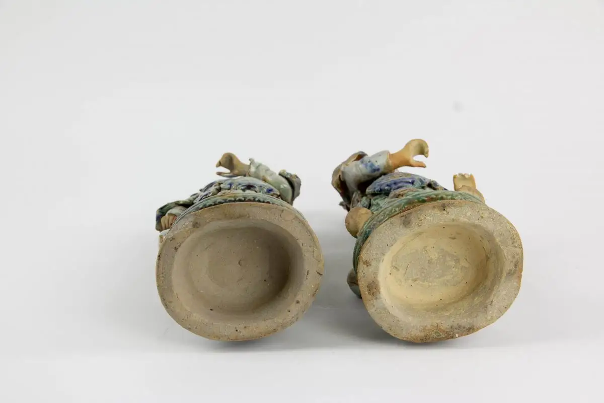 Paar Figuren, China, 18. Jh./19. Jh., oder älter, Shiwan Keramik, polychrom gefaßt, Herrscherpaar, mehrere Beschädigungen. H: 32 cm. 1