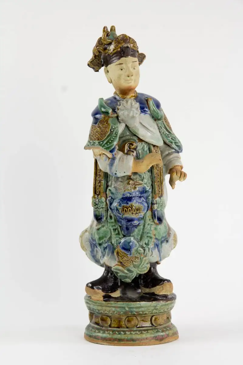 Paar Figuren, China, 18. Jh./19. Jh., oder älter, Shiwan Keramik, polychrom gefaßt, Herrscherpaar, mehrere Beschädigungen. H: 32 cm. 2