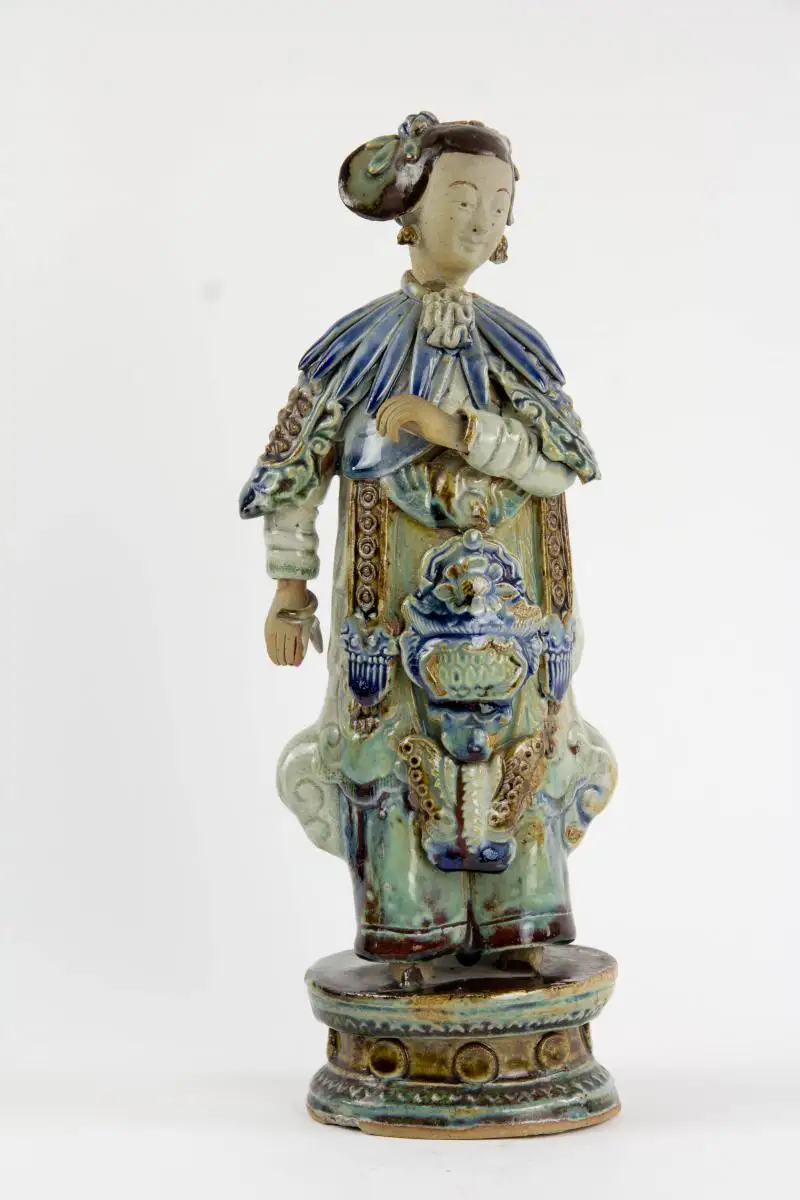 Paar Figuren, China, 18. Jh./19. Jh., oder älter, Shiwan Keramik, polychrom gefaßt, Herrscherpaar, mehrere Beschädigungen. H: 32 cm. 4