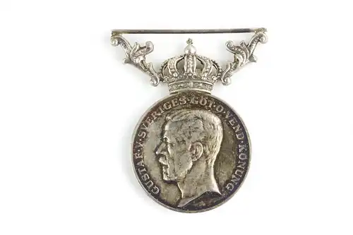 Verdienstmedaille der Königlichen Gesellschaft, Schweden, 1907-1950, Silber, Vorderseite: Portrait Gustav V, Rückseite Name des Trägers: Till Jacob Josefsson, Umschrift, Zustand: ss, Gewicht: 18 g, H: 47 mm.