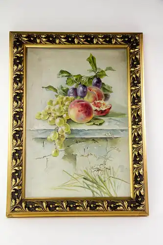 Gemälde, um 1900, Öl auf Pappe, unsigniert, herbstliches Stillleben mit Pfirsichen, Weintrauben Pflaumen und Gräsern, vergoldeter Stuckrahmen, guter Zustand. B: 40 cm, H: 54 cm.