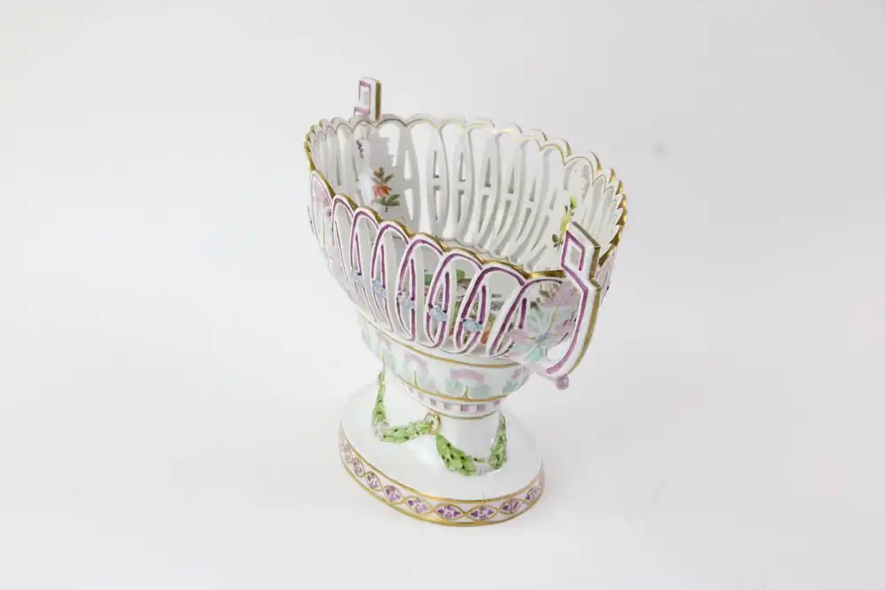 Körbchen, um 1780, gemarkt KPM, Porzellan, ovale Form mit Henkeln, durchbrochen gearbeitet, feine Bemalung, Innenseite mit Blumenbouquets und Gold bemalt, ein kleiner Chip am Fuß, sonst unbeschädigt, museales Stück. L: 30 cm, H: 19 cm.   Basket,... 1