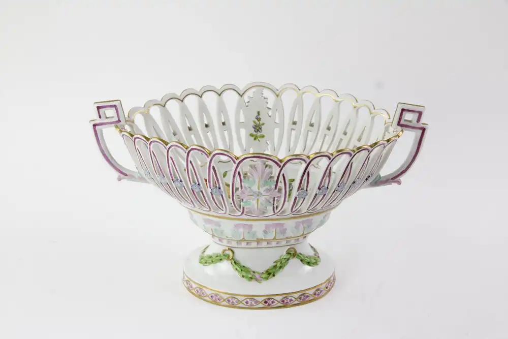Körbchen, um 1780, gemarkt KPM, Porzellan, ovale Form mit Henkeln, durchbrochen gearbeitet, feine Bemalung, Innenseite mit Blumenbouquets und Gold bemalt, ein kleiner Chip am Fuß, sonst unbeschädigt, museales Stück. L: 30 cm, H: 19 cm.   Basket,... 2
