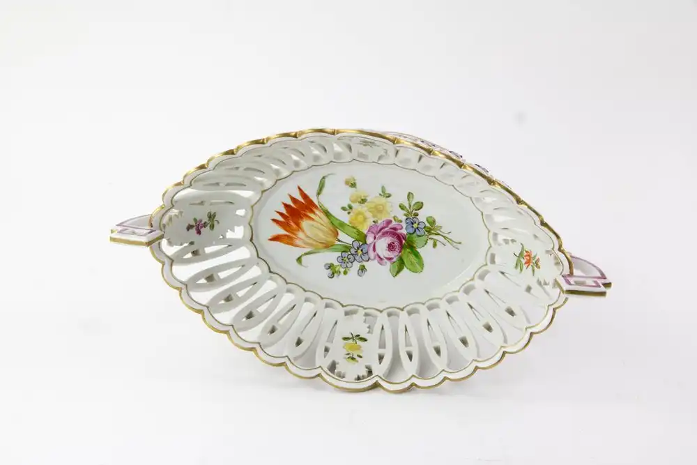 Körbchen, um 1780, gemarkt KPM, Porzellan, ovale Form mit Henkeln, durchbrochen gearbeitet, feine Bemalung, Innenseite mit Blumenbouquets und Gold bemalt, ein kleiner Chip am Fuß, sonst unbeschädigt, museales Stück. L: 30 cm, H: 19 cm.   Basket,... 3