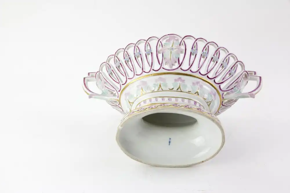 Körbchen, um 1780, gemarkt KPM, Porzellan, ovale Form mit Henkeln, durchbrochen gearbeitet, feine Bemalung, Innenseite mit Blumenbouquets und Gold bemalt, ein kleiner Chip am Fuß, sonst unbeschädigt, museales Stück. L: 30 cm, H: 19 cm.   Basket,... 4