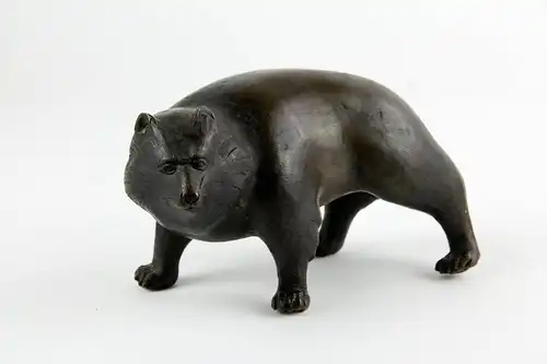 Figur, Japan, Meiji-Zeit (1868-1912), Bronze, Tanuki (Marderhund), signiert, schöne plastische Ausformung mit fein gravierten Fell. H: 9 cm, L: 17 cm.